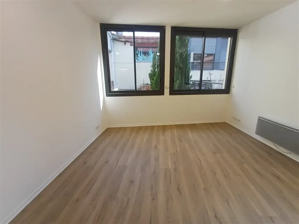 Rooms - City Centre Flat with Parking in Cadours