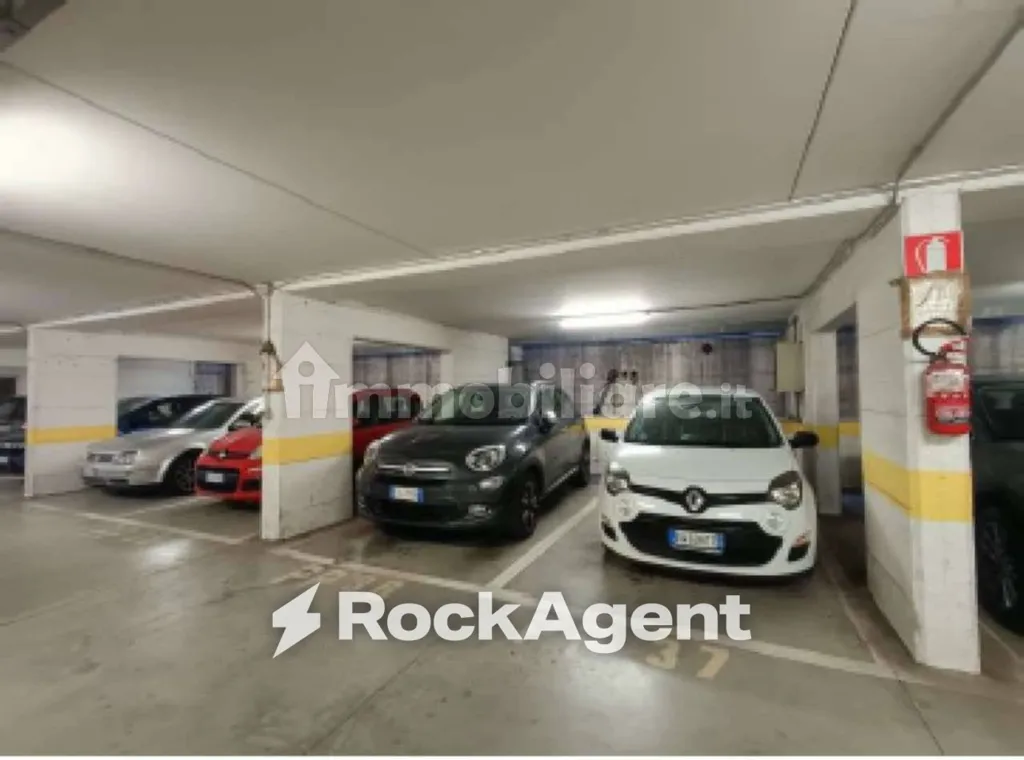 Garage - Office Space with Parking, Genoa
