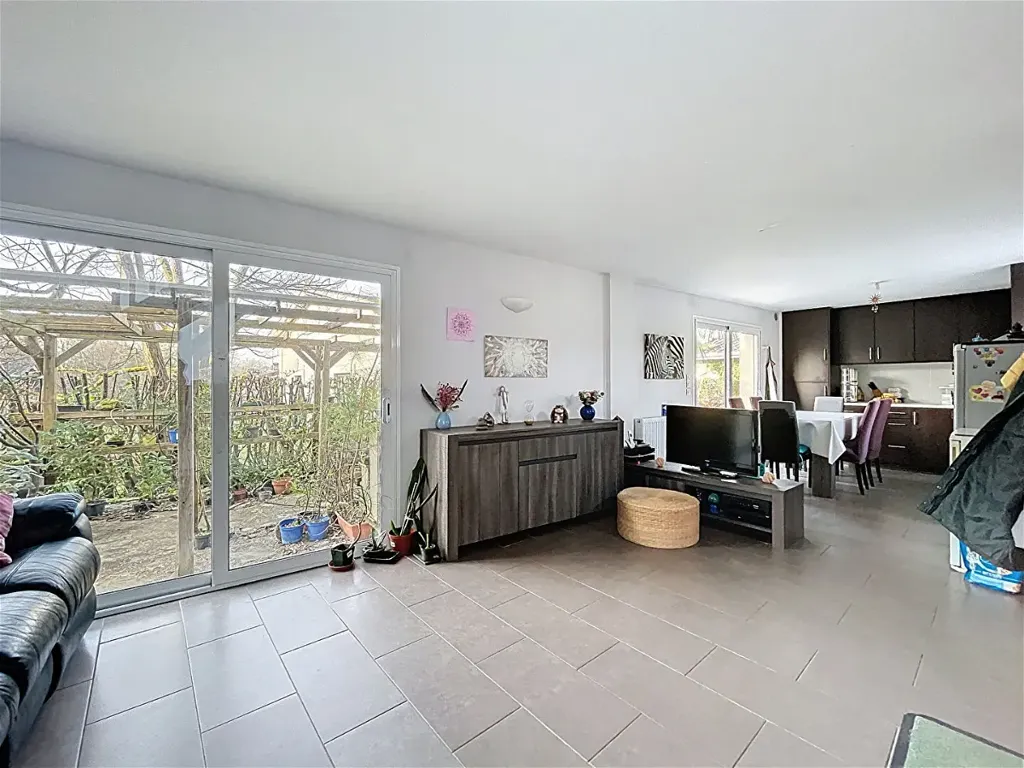 Séjour - Maison Récemment Construite avec Terrasse à Leognan