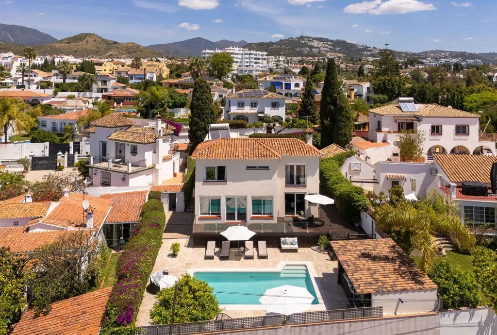 Vue aérienne - Detached Villa with Private Pool in Río Real, Marbella