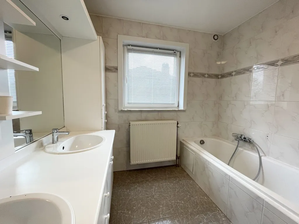 Salles de bain - Maison 3 Façades avec Jardin à Wezembeek-Oppem