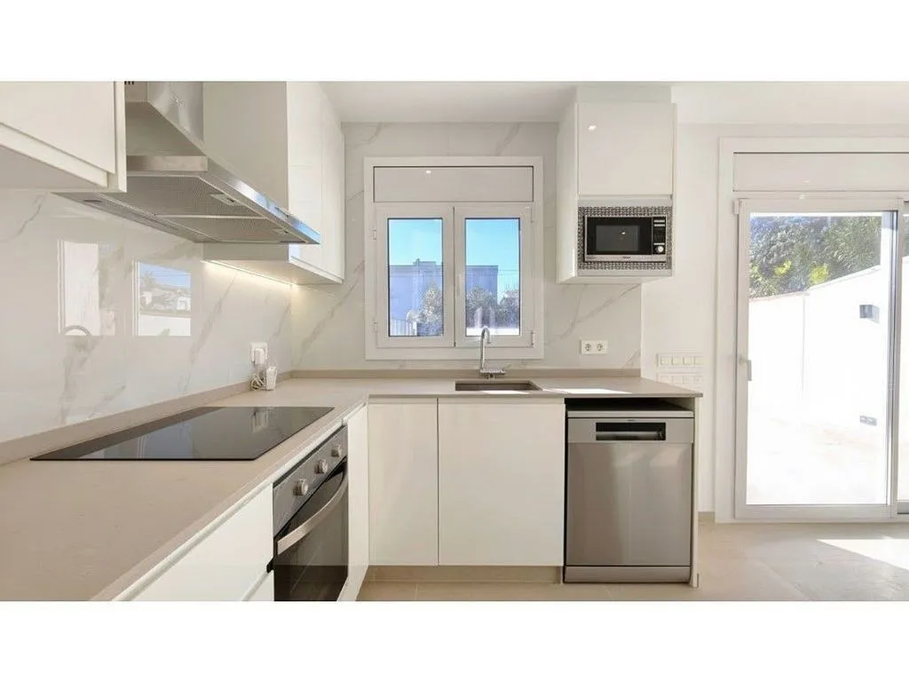 Kitchen - Modernised Chalet with Pool in Empuriabrava