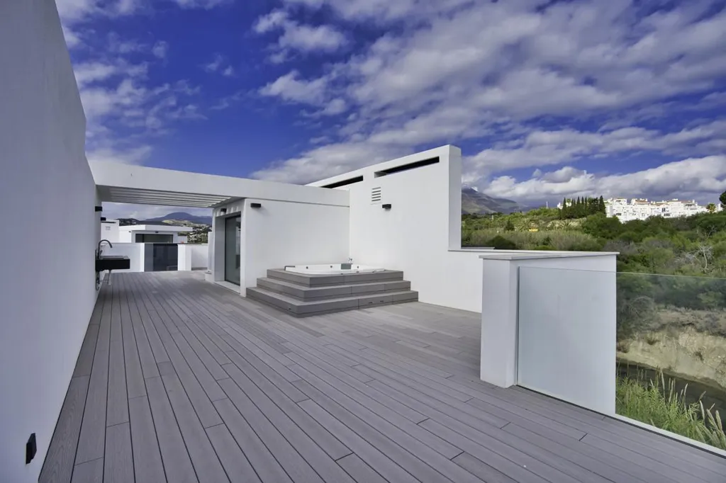 Terrazza - Contemporary Beachfront House in Estepona