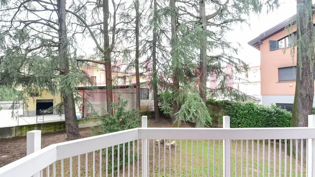 Terrasse - Trilocale with Balconies in Cantù