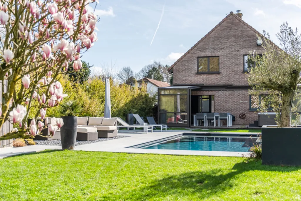 Piscina - Spacious House with Pool in Suburban Area