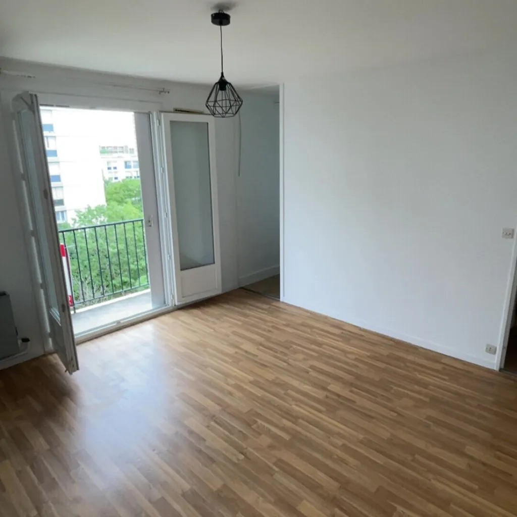 Pièces - Studio avec Balcon et Parking au Centre de Tours
