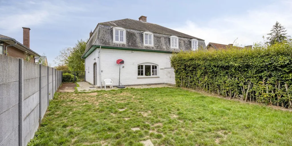 Aed - Charming Three-Storey House with West Terrace in Overijse