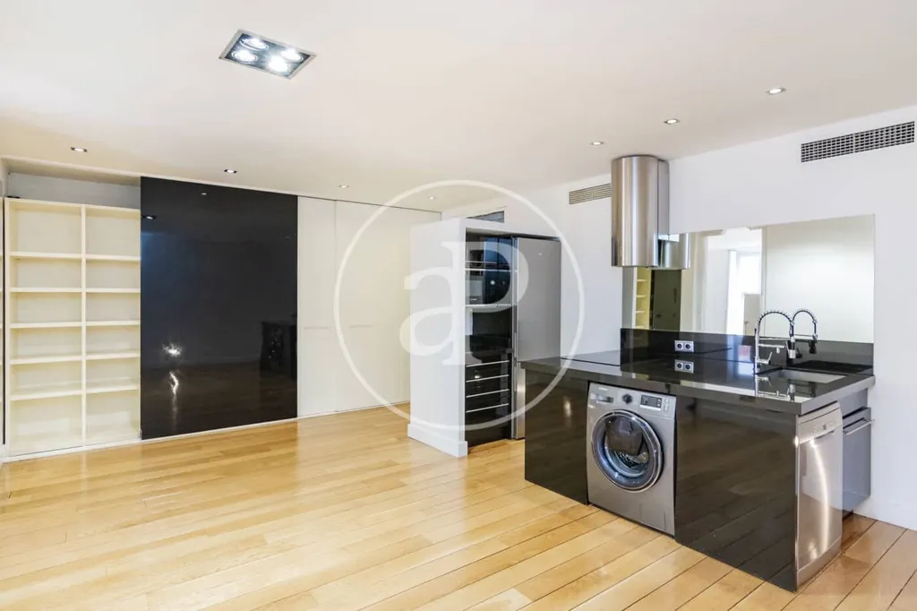 Kitchen - Modern Apartment with Balcony Views in Madrid Centre