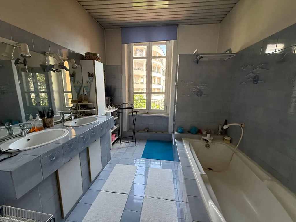 Baños - Charming Townhouse with Courtyards in Villeurbanne