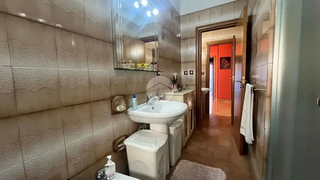 Salles de bain - 1970s Apartment with Balcony in Palermo