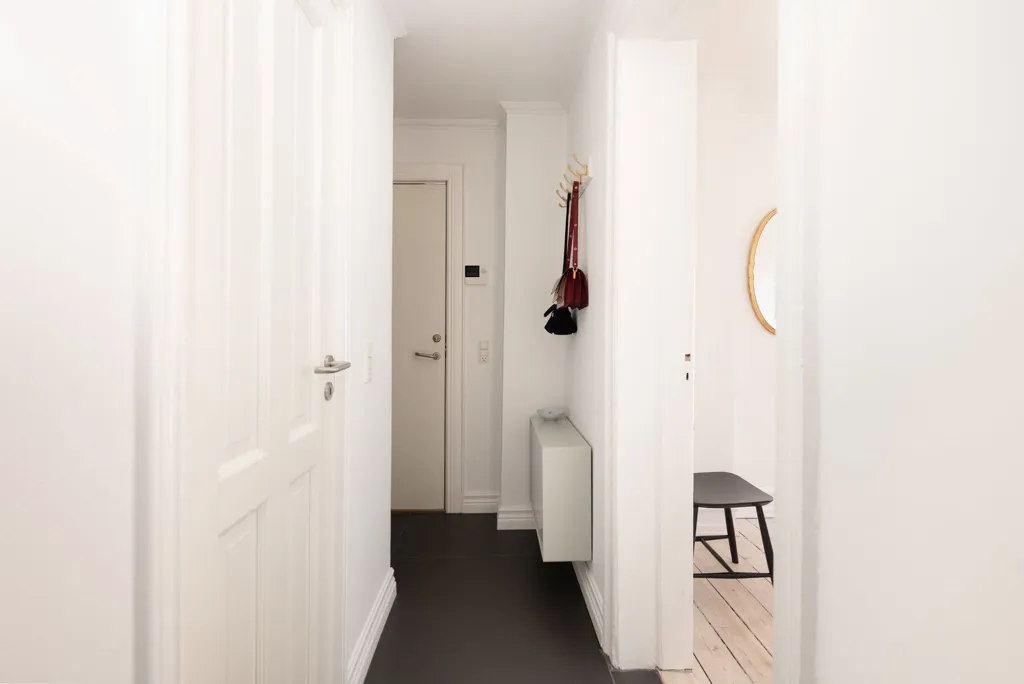 Entrée - Turnkey Flat with Historic Charm in Copenhagen Ø