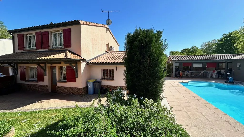 Piscine - Villa avec Piscine et Jardin à Flacé