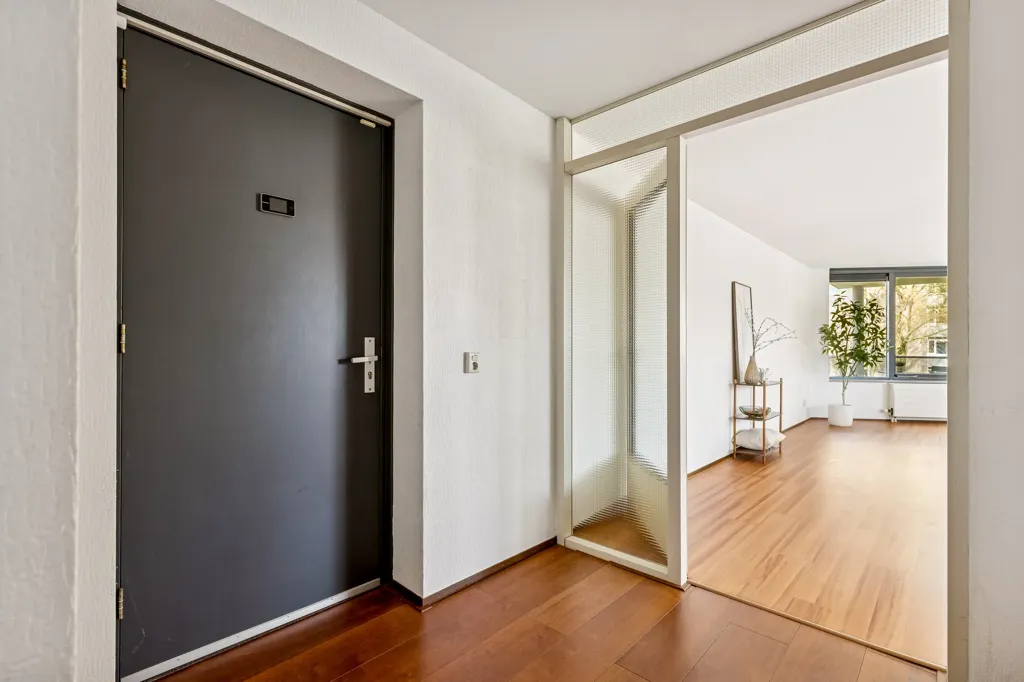 Esik - Corner Gallery Flat with Balcony in Filmwijk