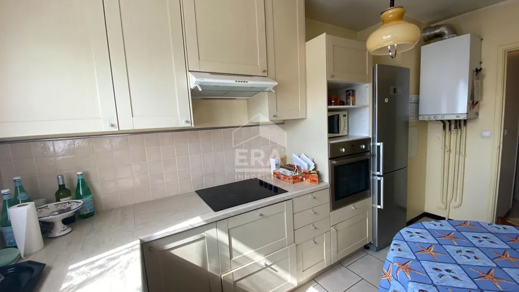 Köök - 3-Bedroom Apartment with Balcony in Orleans