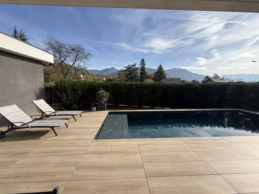 Piscine - Maison de Grand Standing avec Piscine et Vue Montagne