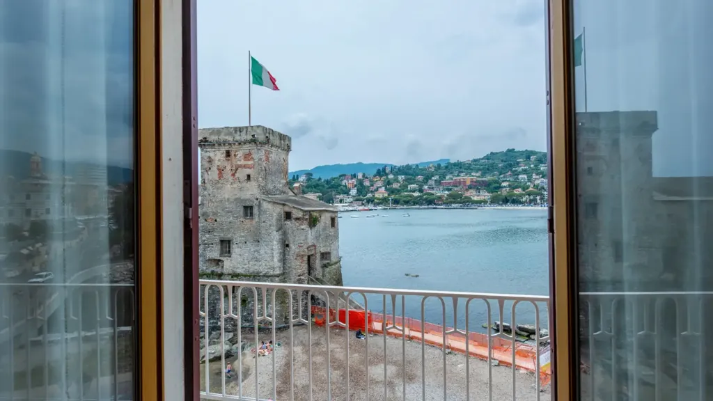Stanze - Seafront Apartment with Terrace in Rapallo