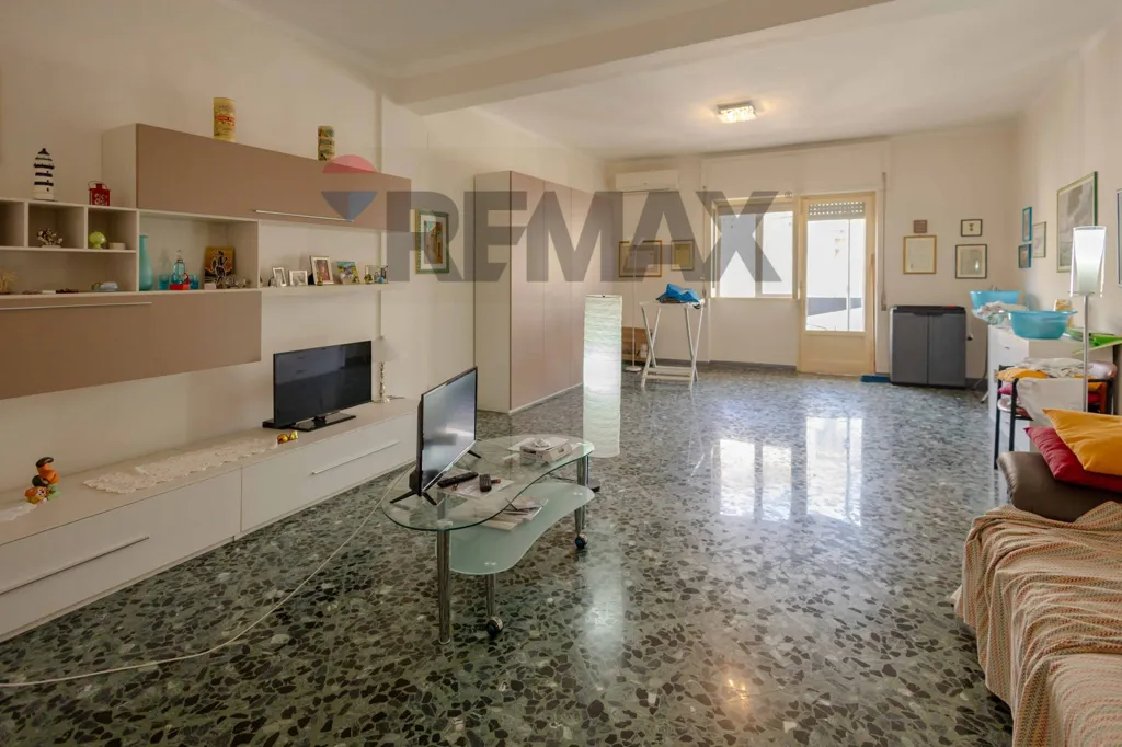 Soggiorno - Bright Apartment with Terrace in Bari's Libertà