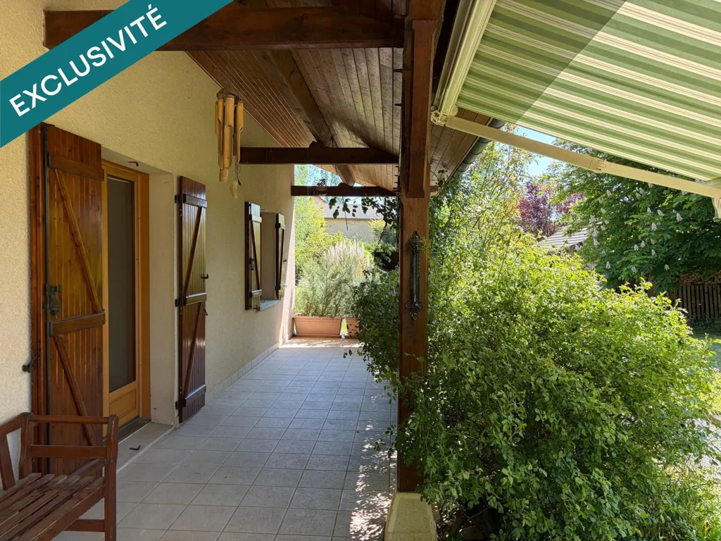 Terrasse - Maison avec Garage Double et Jardin à Chapelle-Voland