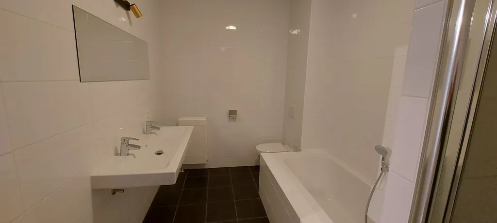Salles de bain - Modern Apartment with Balcony near Breda Centraal