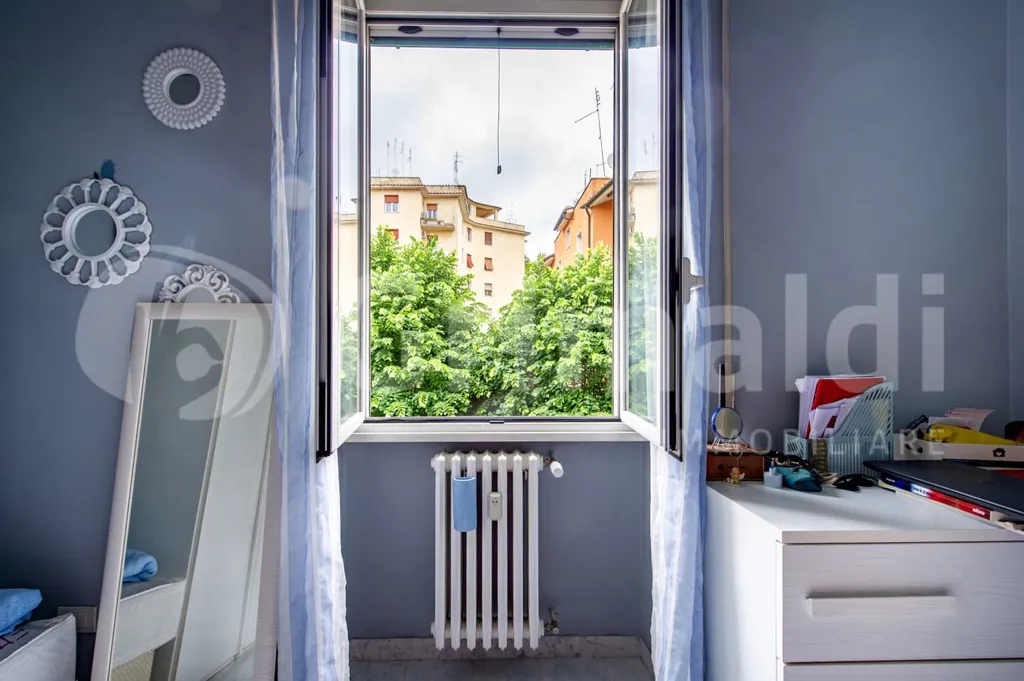 Bureau - Rear-Facing Apartment with Balconies in Rome