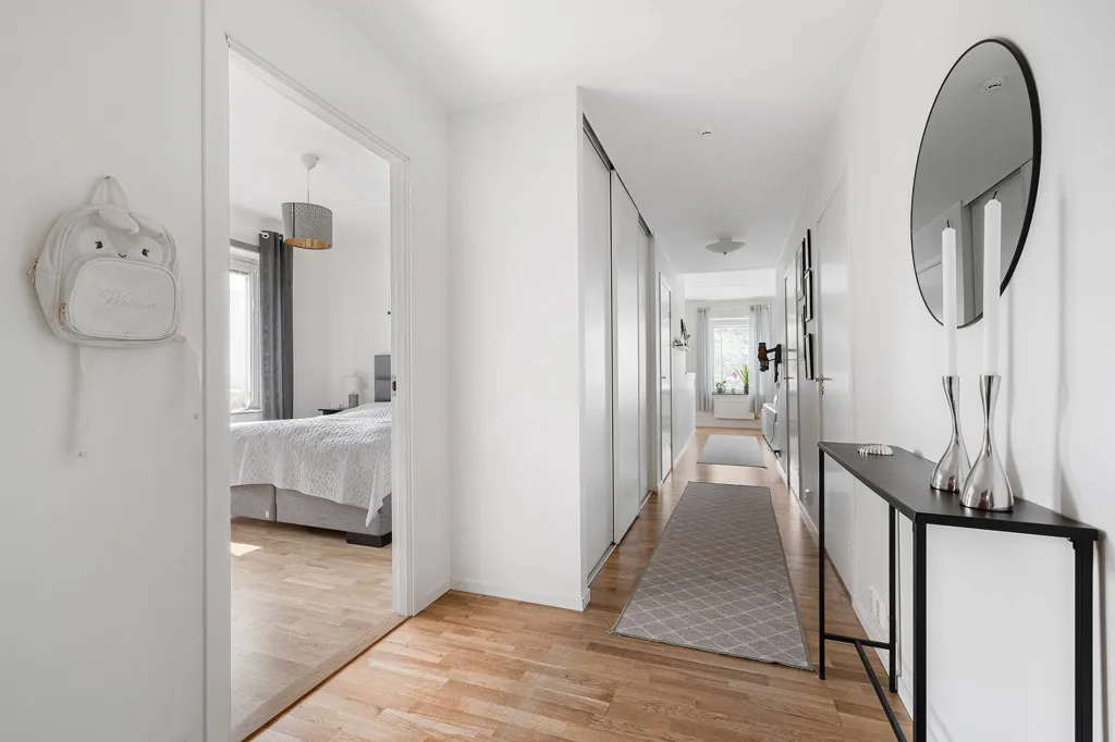 Esik - Open-Plan Flat with Balcony in Central Kallhäll