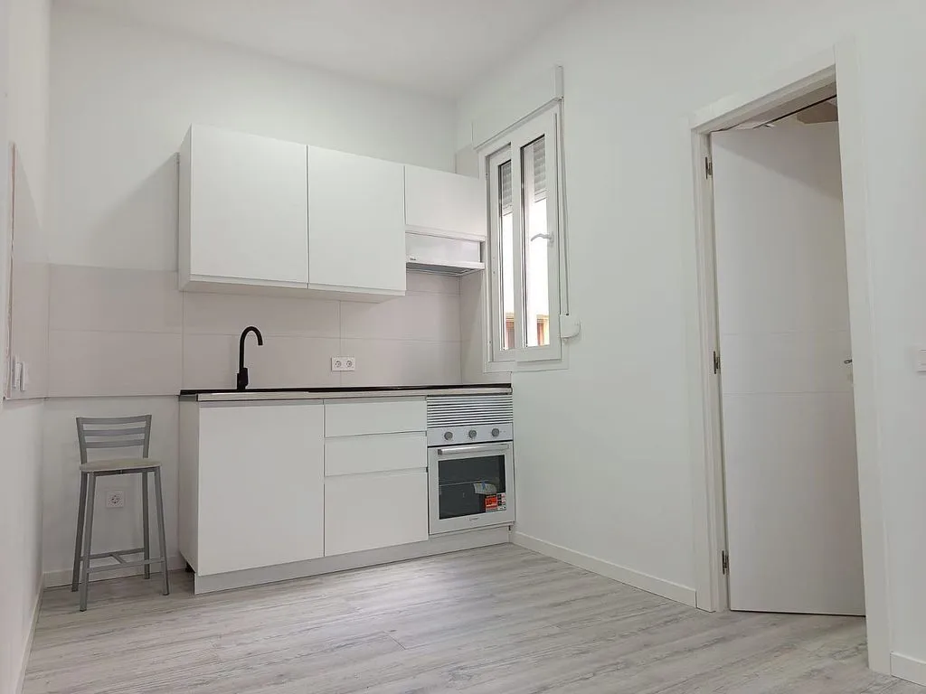 Cuisine - Modernised 1-Bed Flat with Balcony in Trafalgar