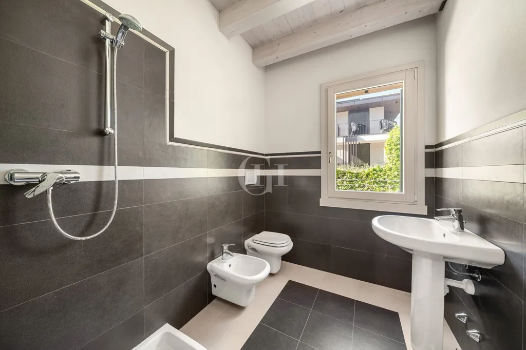 Bagni - Lakefront Apartment with Panoramic View in Torri del Benaco