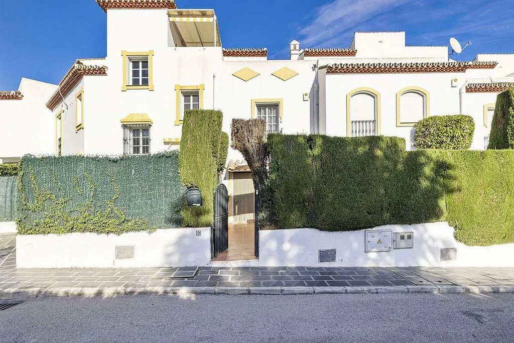 Exterior - Semi-Detached House with Pool in Bel Air