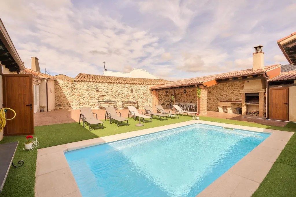 Piscine - Rustic Chalet with Pool in Santiz