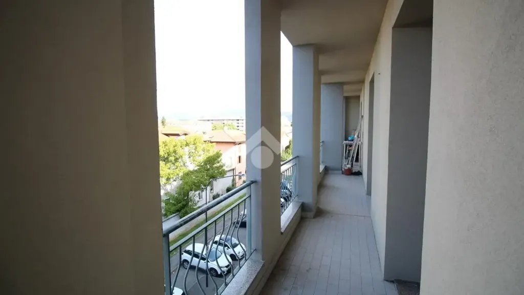 Rõdu - Apartment with Balcony in Brescia