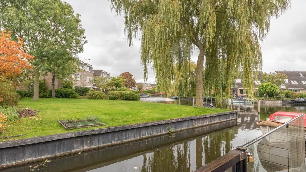 Jardin - House with Waterfront Access in Leiden
