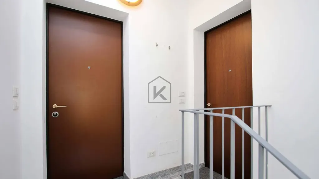 Entrée - Bright Triplex with Balcony in Milan