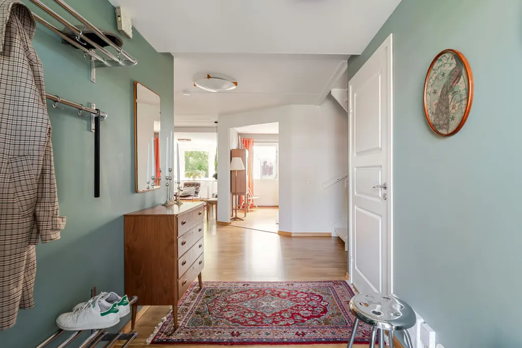Hallway - Terraced House with Garden in Almby