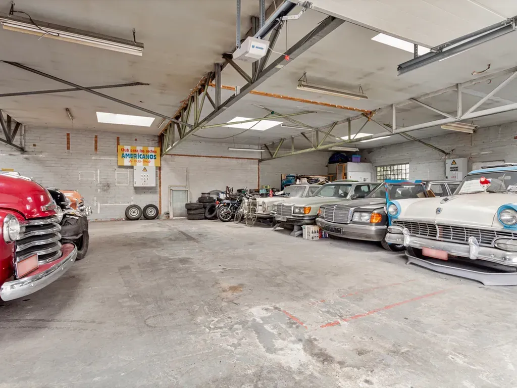 Garaaž - Warehouse with Private Access in Antwerp