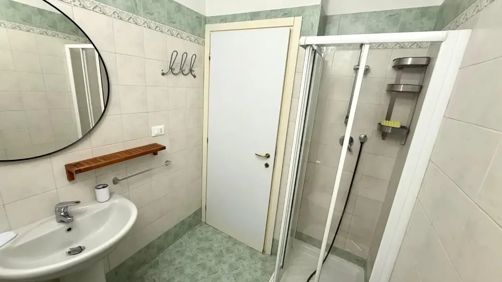 Salles de bain - Ground Floor Apartment with Private Garden in Luni