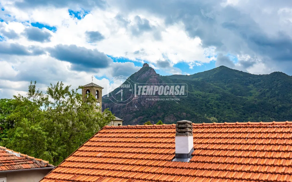 Bifamiliar Villa with Private Garden in Caprie