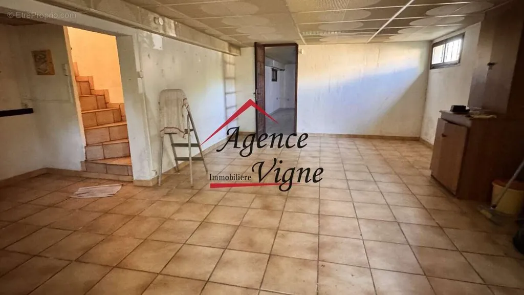 Garage - Villa Indépendante avec Piscine près du Centre-Ville