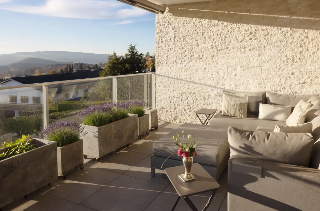 Terrass - 4½-Room Apartment with Panoramic Views in Uitikon Waldegg