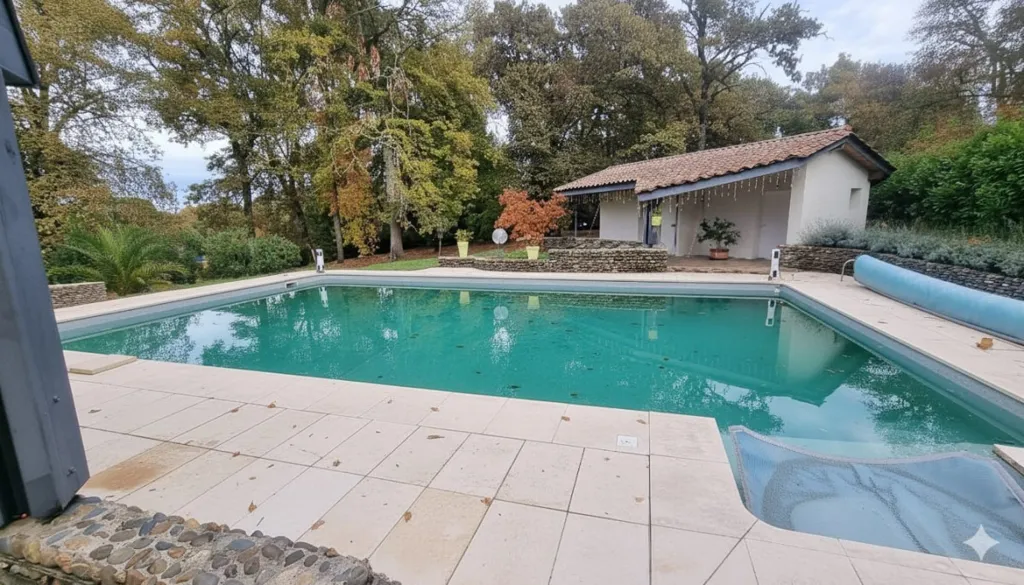 Piscine - Villa d'Architecte avec Piscine à Mazerolles