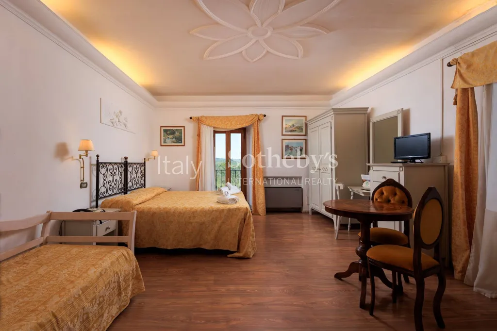 Chambres - Historic Estate with Vineyards in Chianti