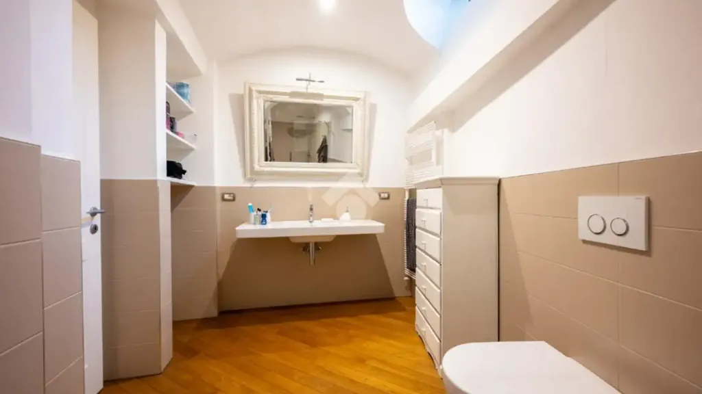 Salles de bain - Rustic 3-Bedroom Apartment in Saluzzo