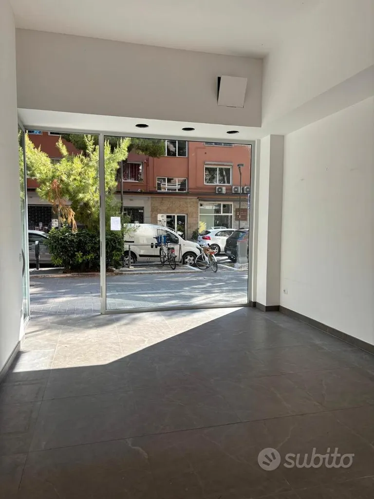 Pièces - Commercial Space with Vitrine in Pescara