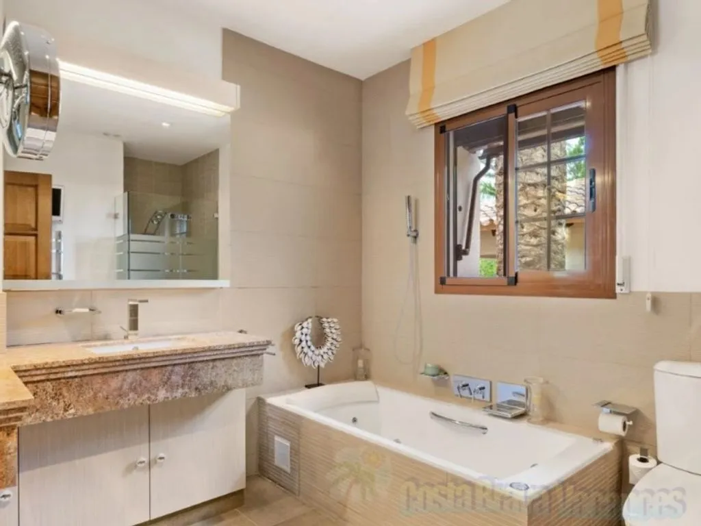 Vannitoad - Mediterranean Villa with Private Helipad in Ojén