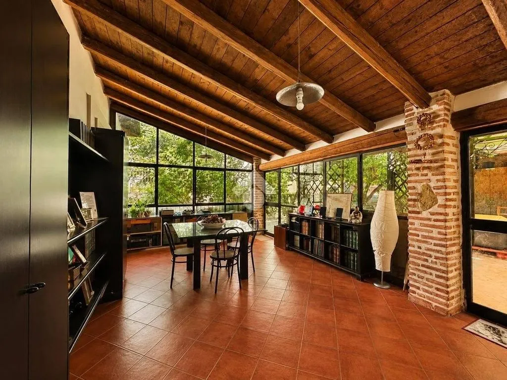 Studio - 6-Bedroom House with Historic Setting in L'Aquila