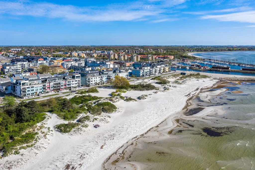 Seaside Townhouse with Garden in Strandstaden