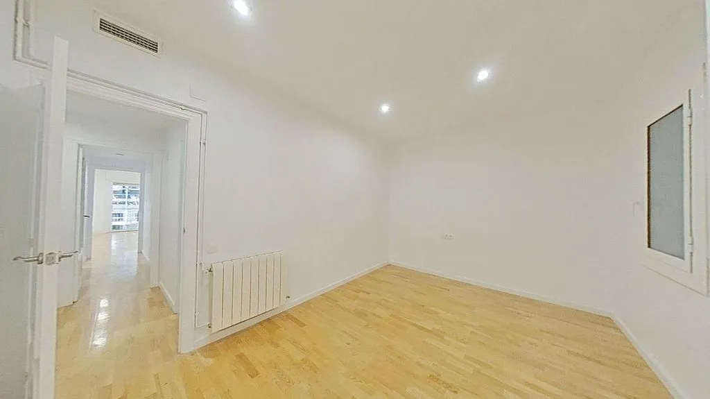 Apartment with Balcony in Sants, Barcelona