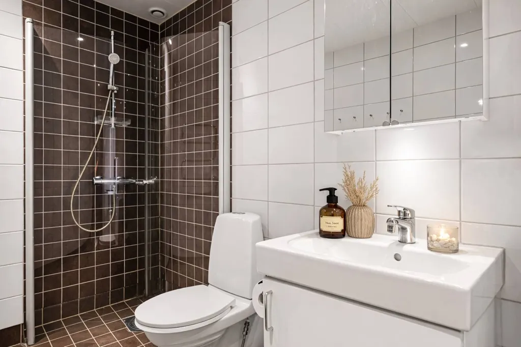 Salles de bain - Modern Flat with Garden in Norrboda