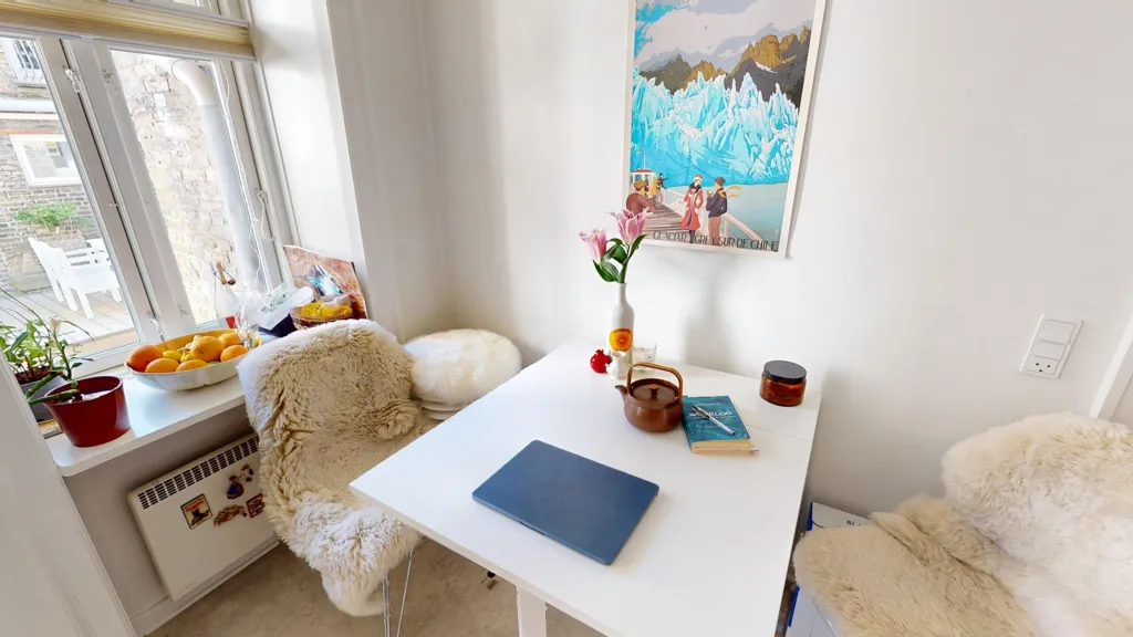 Office - 3-Bedroom Flat with Natural Light in Copenhagen K