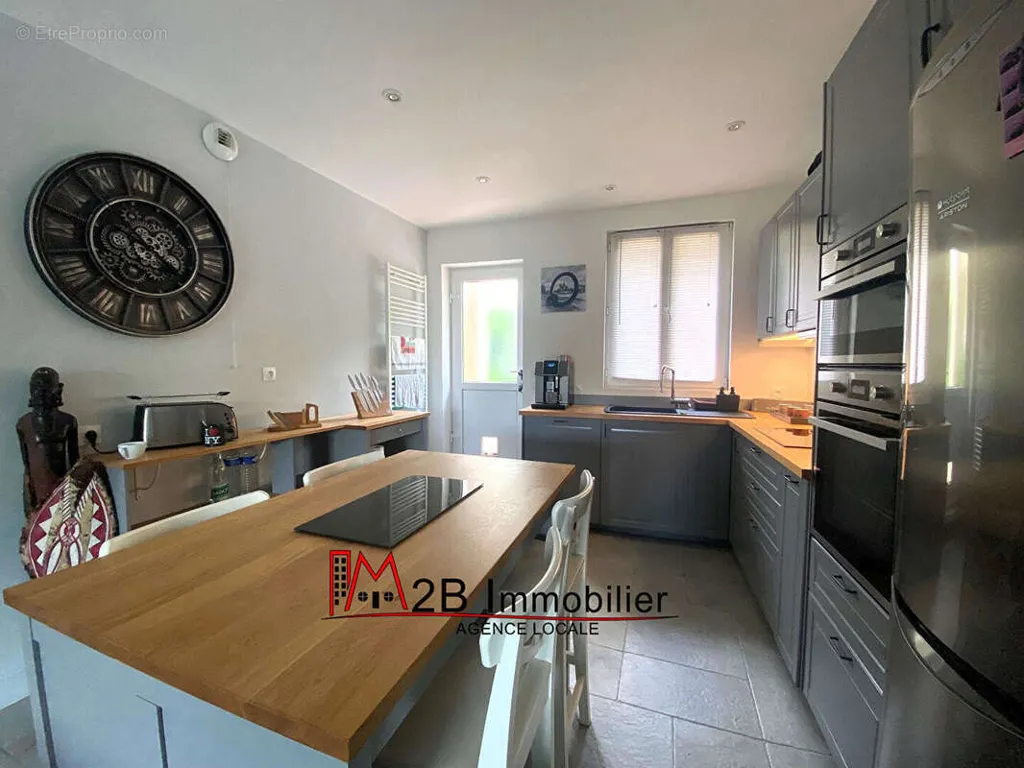 Cucina - Renovated 3-Bed Flat with Terraces in Marne District