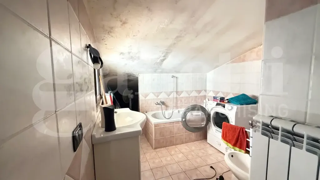 Salles de bain - Three-Bedroom Apartment in Marcianise